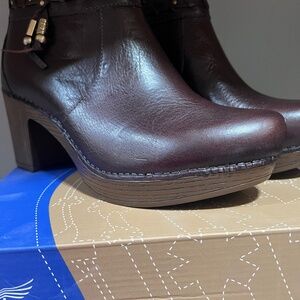 Dansko women’s boots  size 40 new